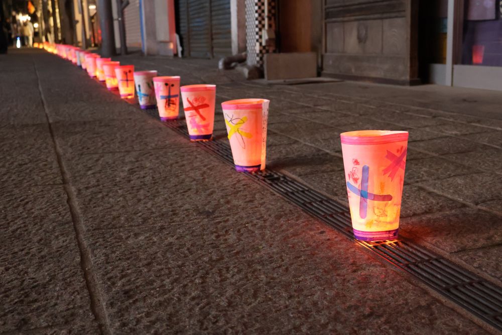 今年も参加しました「尾道灯りまつり」
市内の園児‣小中学生が作成した約30000個のぼんぼりが
市内16カ寺ほか各所に飾られ、尾道の夜を
明るく照らしました。

門田っ子の作品は、商店街の一角に飾られました。
