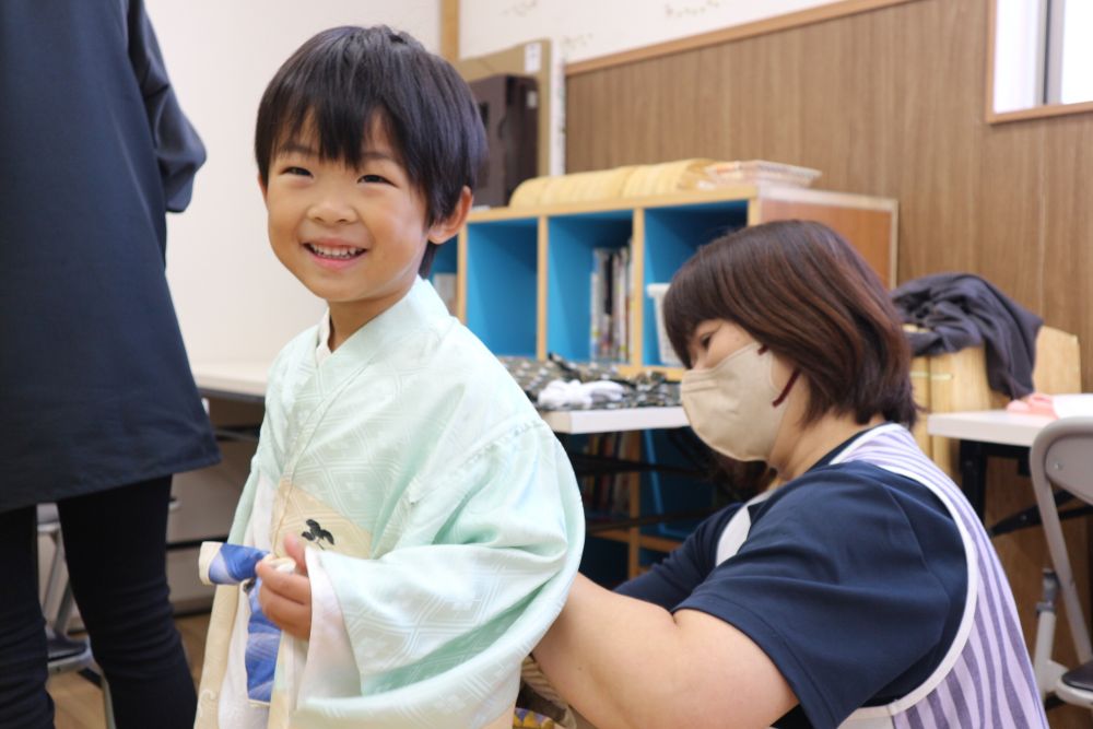 子どもたちの成長を願って・・
日々色々なことを経験し成長していく
これからも元気いっぱい遊んで
たくましく・・♡



「S着たことある♪」
ニコニコが止まらない♡
写真を撮り始めると緊張した表情も・・

