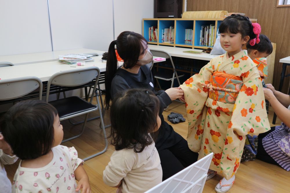 こちらにはお兄ちゃんと違う着物の姿のお姉ちゃんを発見♡
じーーっと見つめる♡
「きる、きる、これ」
