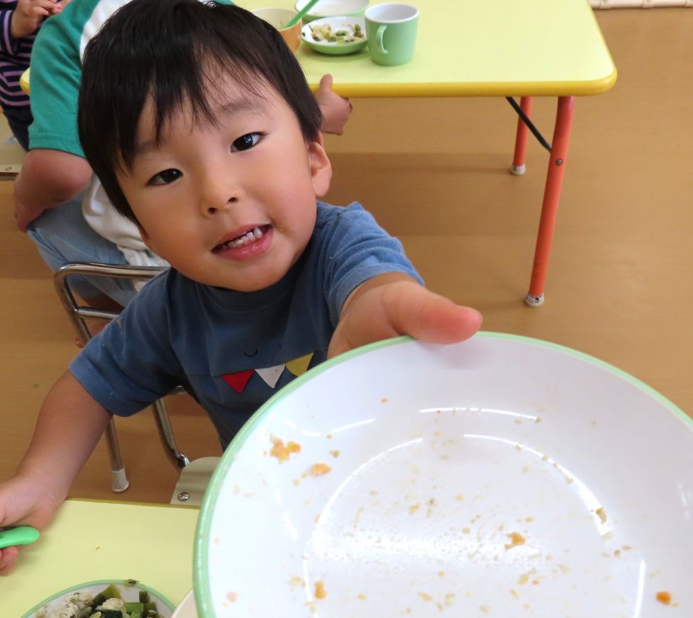 ヒヨコ組さんも大きなお口を開けて食べていて、「見てて～！」と見せてくれました♪
よく食べるようになったね♡

クマ組さんに行く頃には、お魚やサラダを食べ終わっている子も！
「もりもり食べるよ～！」「おいしいね～」と笑顔で食べていました。
空っぽになったお皿を見せてくれる子も♡
あっという間に完食でした♪