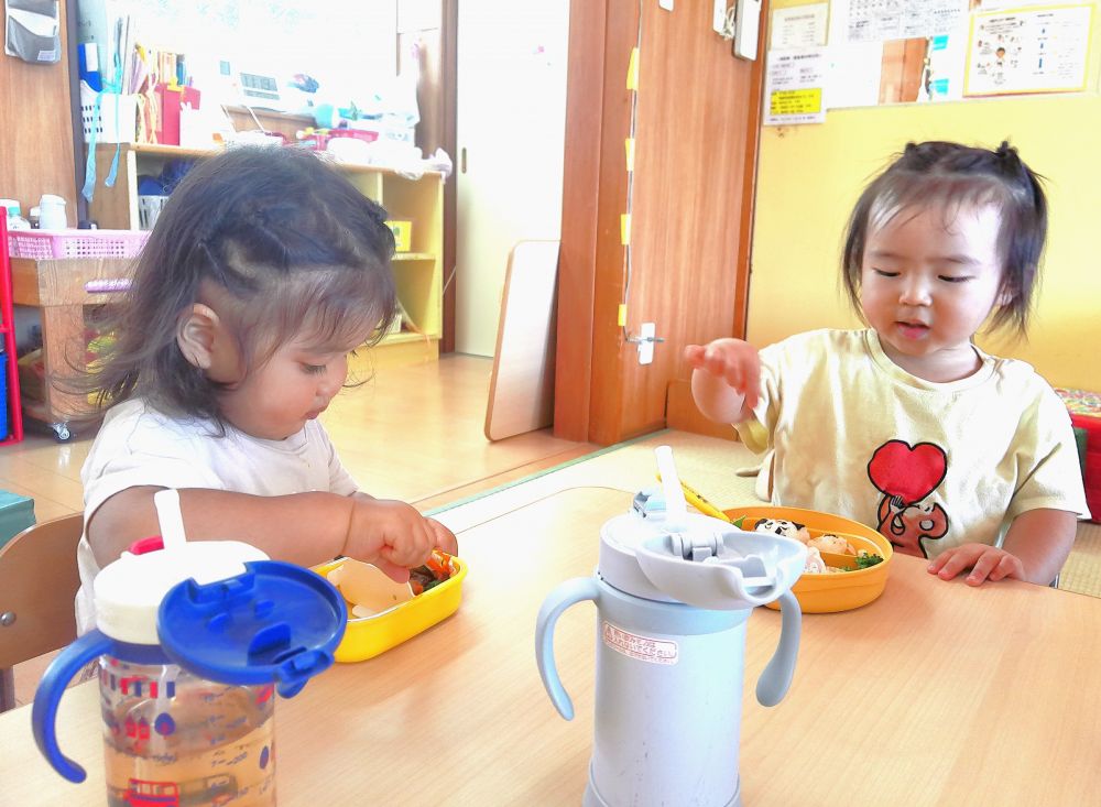 　「次はどれにしようかな～」
ルンルンで食べるＫちゃん
次に食べるおかずをゆっくり選ぶのも
お弁当の楽しみのひとつ♡

　（あとちょっとになっちゃった・・・）
どんどんピカピカになっていくお弁当を見ながら
ちょっぴり名残惜しい様子のＫちゃん
ゆっくり味わいながら、最後まで満喫♡