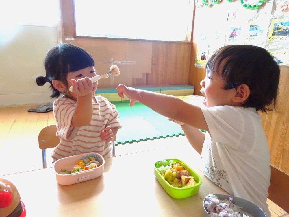 友達のお弁当も気になるＲくん
すると・・・
　「Ｓちゃんのー！！」
おにぎりを見せてくれた優しいＳちゃん

友達と一緒に食べるお弁当、とっても美味しかったね♡
お弁当ありがとうございました♡