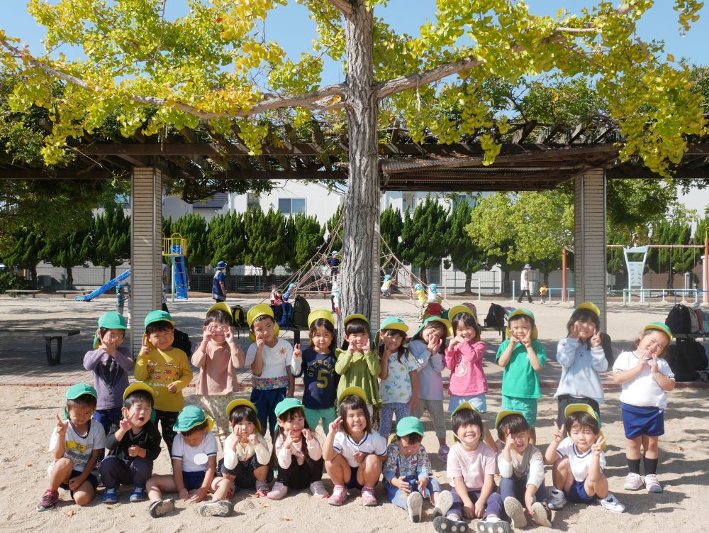 今年はまだ暖かいですが
公園の木々も黄色や赤に色づき始めました
秋色に染まった公園にて・・・みんなでハイポーズ☆
もうすぐ楽しみにしているお弁当の時間です！！