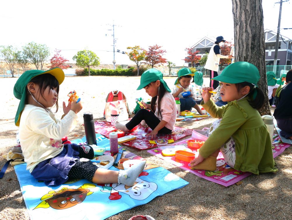 『美味しいね～』
『美味しすぎてもうお弁当なくなっちゃう・・・』
名残惜しそうに見つめるⅯちゃん
大好きなお家の人に作ってもらったお弁当を
大好きな友達と一緒に食べ幸せな時間を過ごしました♡