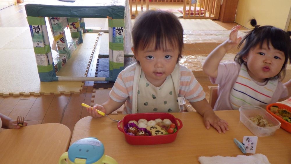 今日はお弁当の日
お昼のお弁当の時間になると、みんなお母さんが作ってくれたお弁当を楽しみにワクワクして
待ちきれない様子のウサギぐみさんたち
それぞれが嬉しそうにお弁当を見て美味しそうに食べていました♡


Nちゃんの目の前にぱっとお弁当を持っていくと…
お弁当を見ながら「わ～』…

ハロインのかわいいお弁当に嬉しそうにしてじっくり眺めて美味しそうに食べていました♡
