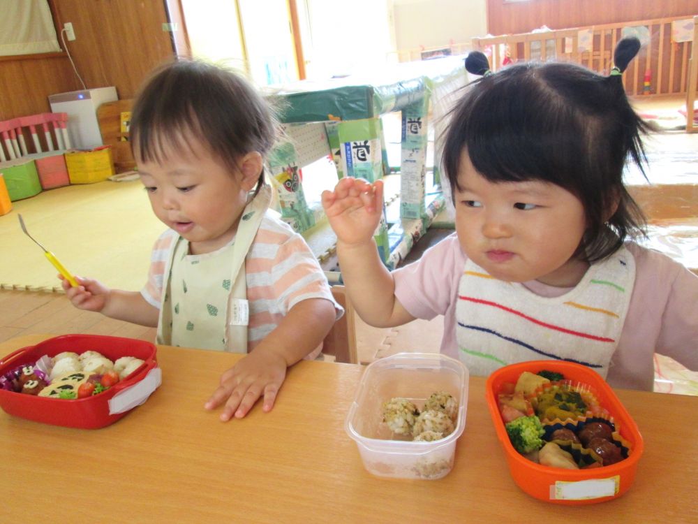 隣でHちゃんは、お母さんのお弁当がうれしくて、おにぎりやおかずを食べるたびに
からだをうごかせながらウキウキで美味しいそうに食べてはニコニコ笑顔
嬉しいを全身で表現するHちゃん♡