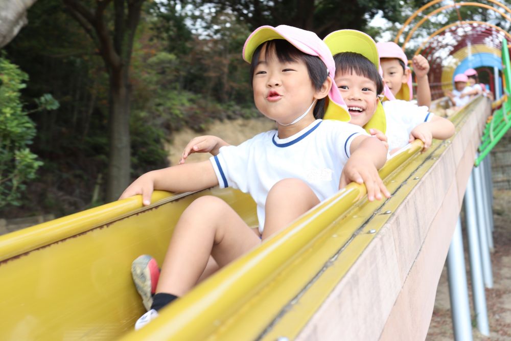 公園には
広場、長い滑り台、岩山等子ども達の大好きな物ばかり
それぞれ思い思いに楽しみます

風を感じながらこの表情
楽しそうです