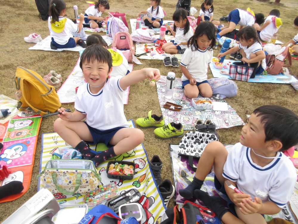 ではでは、楽しみにしていた本当のお弁当の時間です

やっぱり外でシートを広げて食べるお弁当は最高です

コロナ禍で一時期行けなかった遠足
子ども達がニコニコでお弁当を食べる様子を見ながら、職員会議をして、中央森林公園の管理事務所に電話をかけ、バス会社に電話をかけ、下見に行って・・・
計画してよかったなぁとしみじみ思います