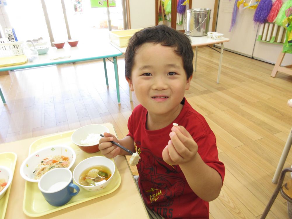 今日の献立は【ひろしま１００万食メニュー】の中から選んだ給食です☆
【ひろしま１００万食メニュー】とは、広島ならではの食材を使用して給食メニューを開発し、その献立を給食実施校で提供するという、学校･家庭･地域が一体となった食育を推進する取り組みです。

その中から、今日は
“ＳさっぱりＤどうぞGがっつりとＳＤGｓビーフン”と
“広島野菜のごろごろスープ”を選んで提供しました♡

さてさて、子ども達の反応やいかに。。。

