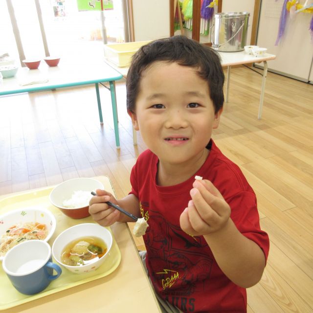 ＊　給食時間の様子　（ゆめはうす認定こども園）　＊