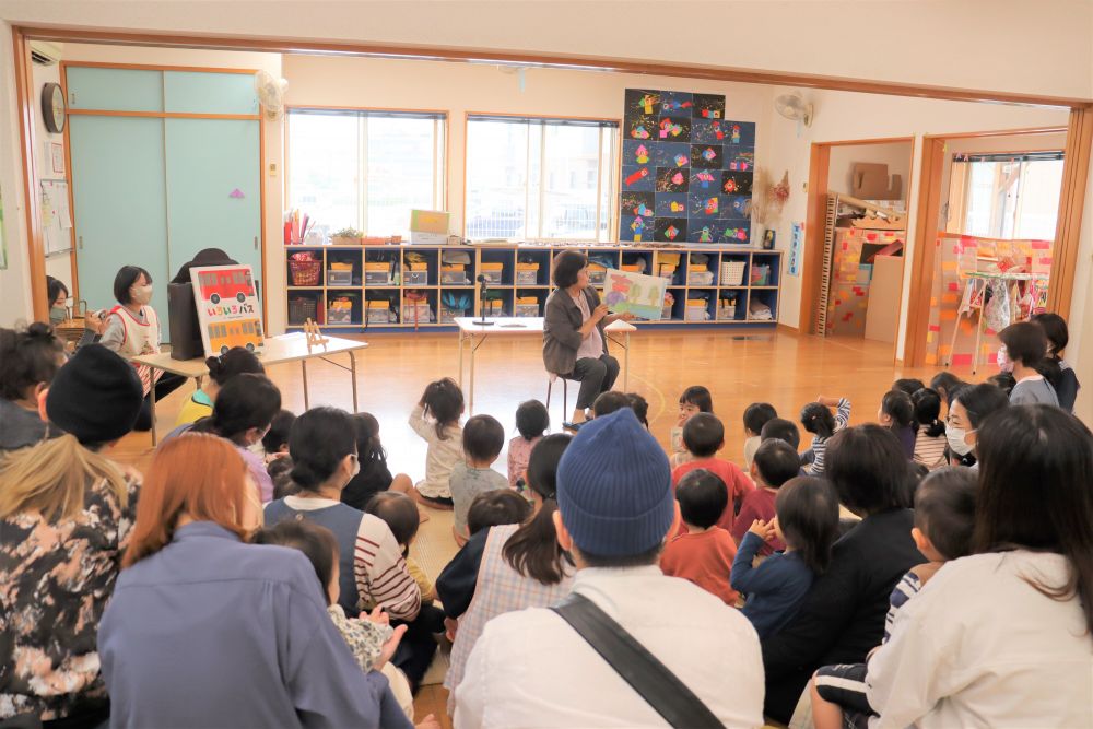 オープン保育にゆめBOOK♡
コロナ禍でなかなかできなかった行事も少しずつ復活しています
「わすれな草」の川本先生に来ていただき厳選した絵本を読んでもらいました