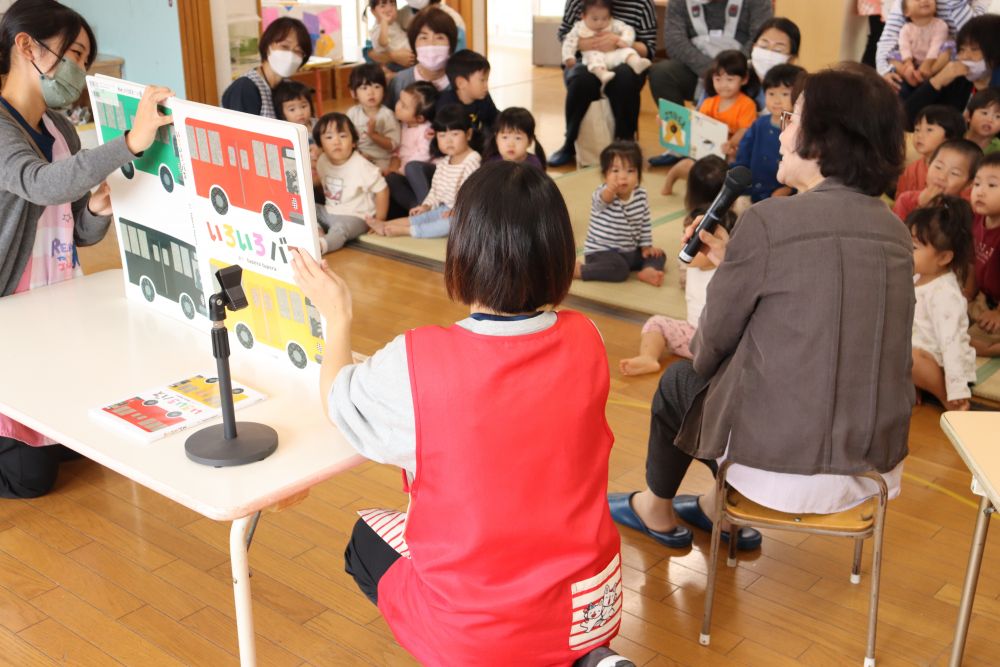 大型絵本に紙芝居
年齢に合わせた内容で、話の途中で語りかけをしてくれるので
子ども達も集中して見ています