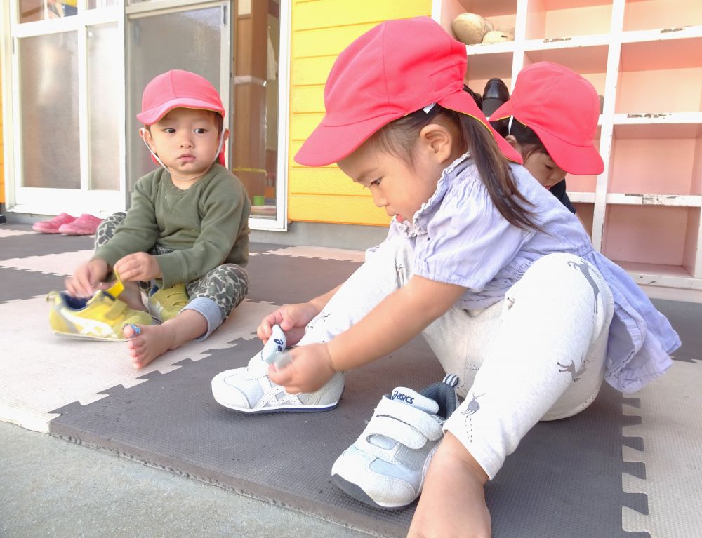 ‶自分でやってみたい″気持ちがどんどん芽生えているヒヨコ組さん
少しずつできることも増え、楽しみながら自信がついてきています♡



自分の靴を取り出し、さっそく挑戦！
　（ここも入れて・・・）
指先を使って、真剣に向き合う☆