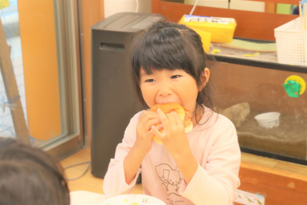 良い食べっぷりです

当然いつもよりも早めの完食の子ども達

食欲の秋もいいですね♡