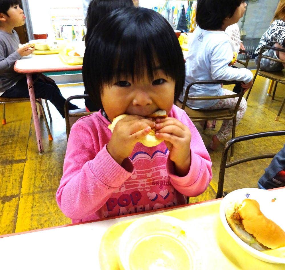 今週は【もりもり週間】でした。
毎年10月は広島県食育ウイークもあり、園でも楽しく美味しく給食時間を
過ごして欲しいと願い、毎年この時期の取り組みをしています。

今日の給食はハンバーガーでした♡
みんな大好きな献立♡

「こんなに大きなお口で食べれるよ！！」
元気いっぱい、ハンバーガーをガブリッ♪

