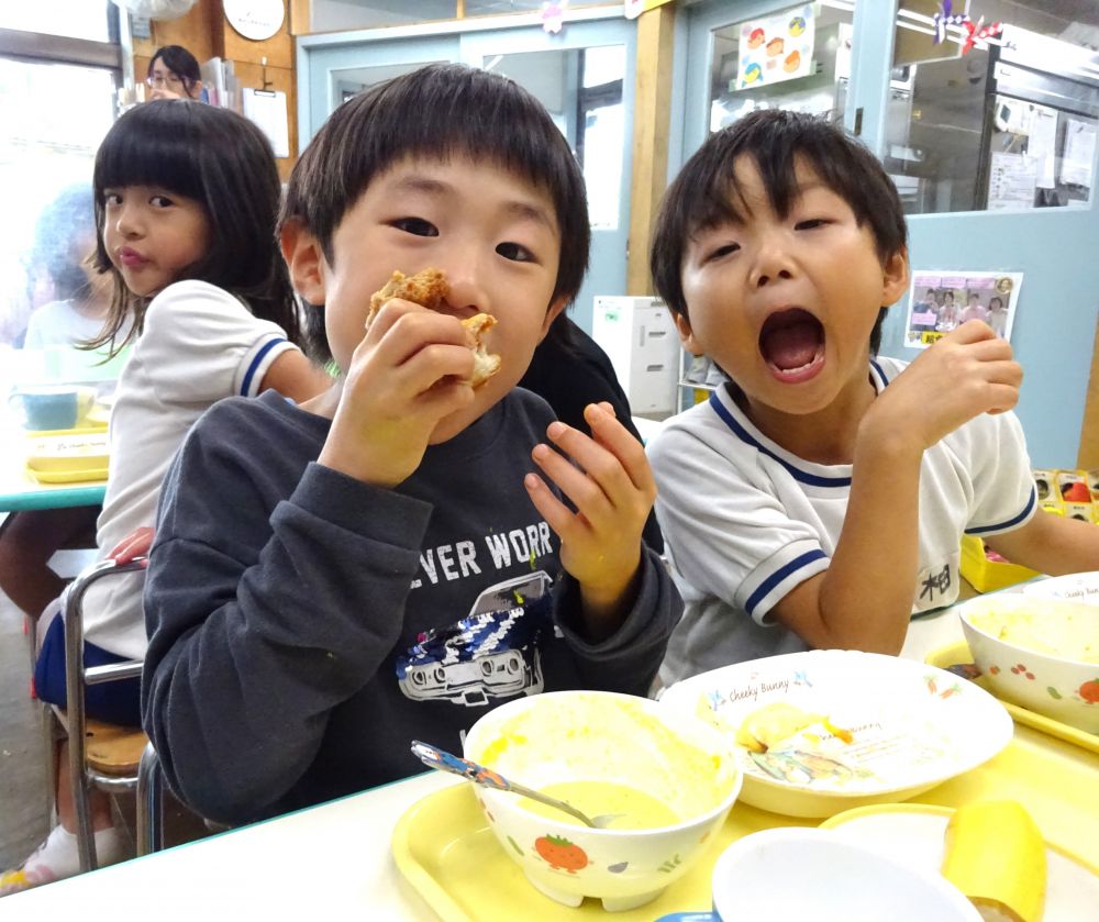 「今日の給食みんな好きーーー」
「おいしいーよ♪」
「今日は絶対全部食べるよ！」

給食時間楽しい声が飛び交います♡