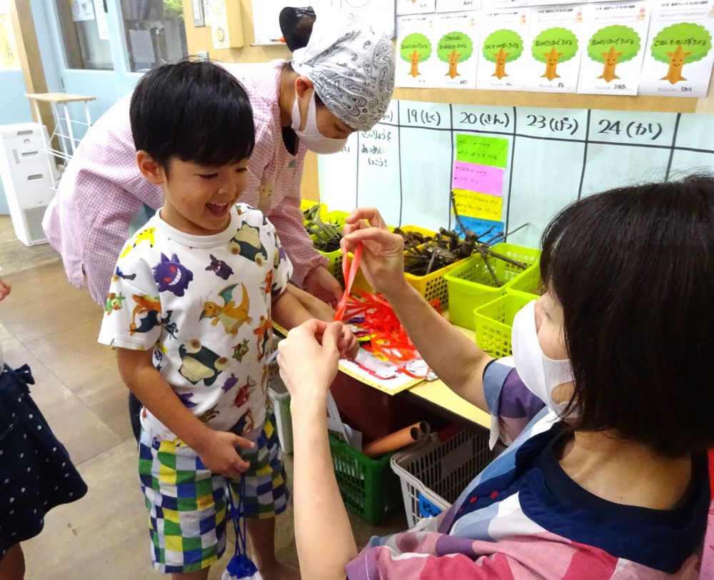 好きな物も嫌いな物もあるけれど、園の給食時間が楽しい時間になればと、
給食先生から折り紙のプレゼント♡

みんなもりもり食べて元気に大きくな～れ☆