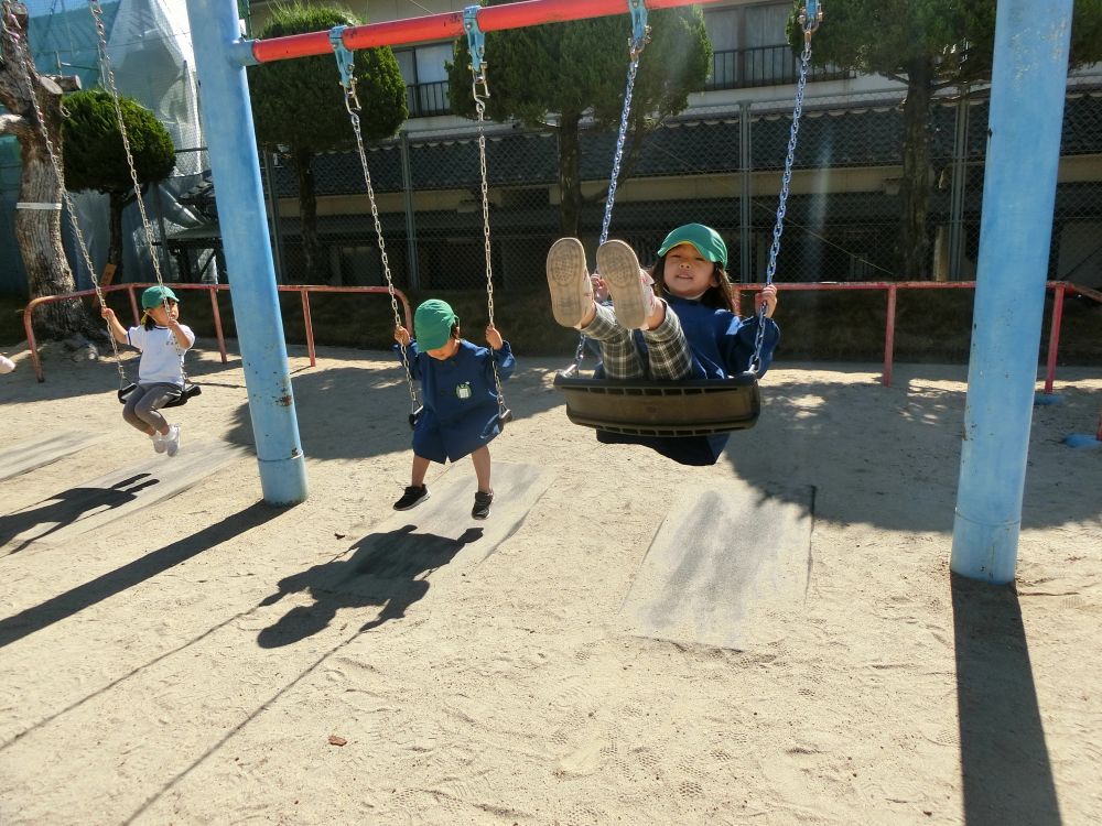今日はお弁当の日！！
川上児童公園へ行きました。
公園に着くとさっそく好きな遊びを楽しんでいます♪
「みてみて～」
「足をのばして曲げたらここまで高くなるよ」

秋晴れの心地よい風を爽快に感じていました

