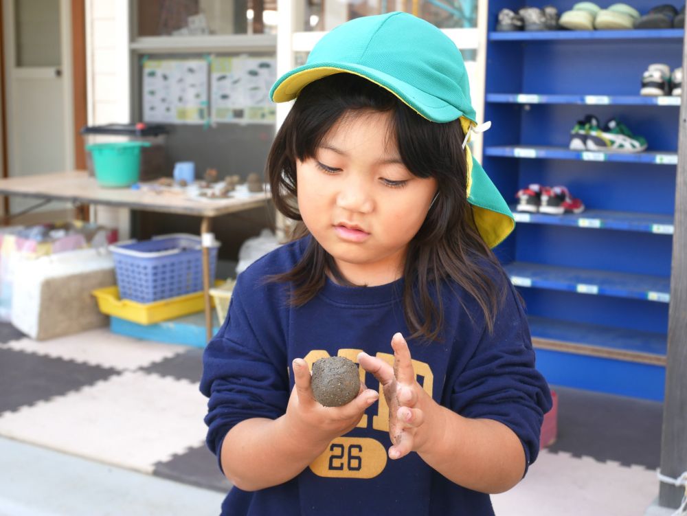 『いい感じになってきた♡』
お団子の形を整えるYちゃん

