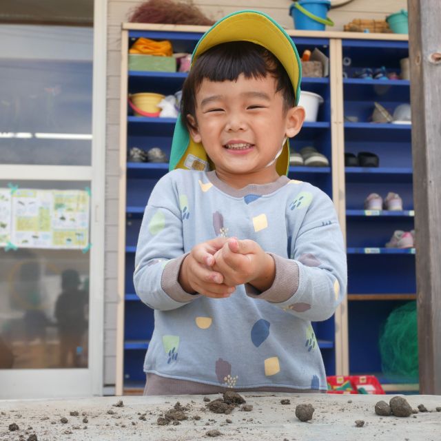 ＊　３歳児　土に触れて②　＊