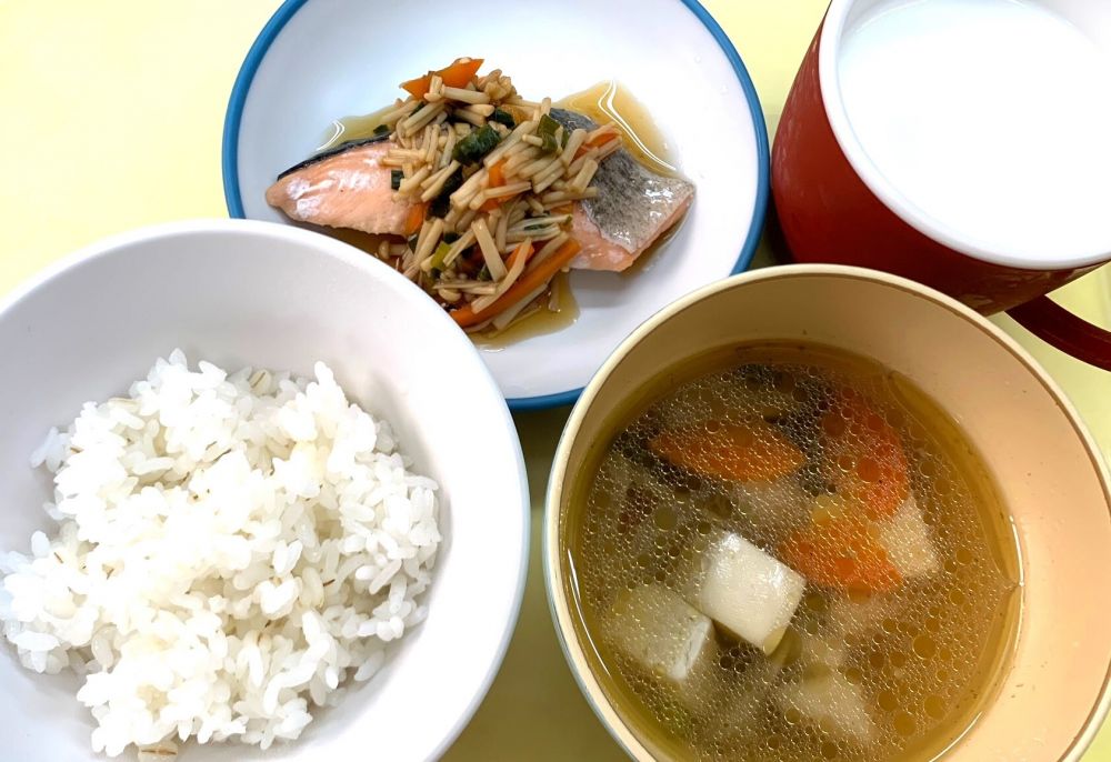 麦ご飯

鮭のポン酢蒸し

けんちん汁（鶏肉）

牛乳