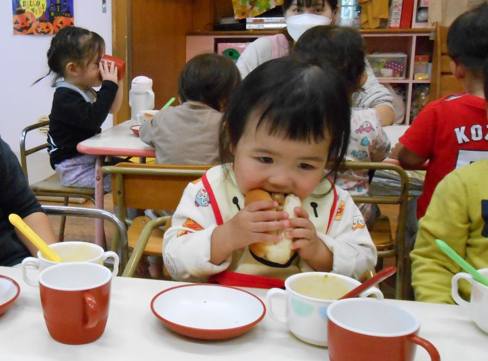 先週1週間は「もりもり週間」でした。
【おいしく楽しく食べよう】を目標にみんなで楽しく給食を食べました。

この日の給食はみんな大好きなハンバーガーです。
ヒヨコ組さんを覗いてみると…
大きな口を開けてガブっとほおばっています♡