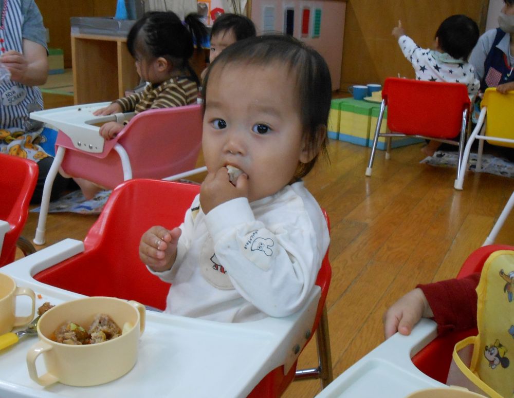 ウサギ組さんも手づかみしたり、スプーンを上手に使ったりと
もりもり食べてくれていましたよ。