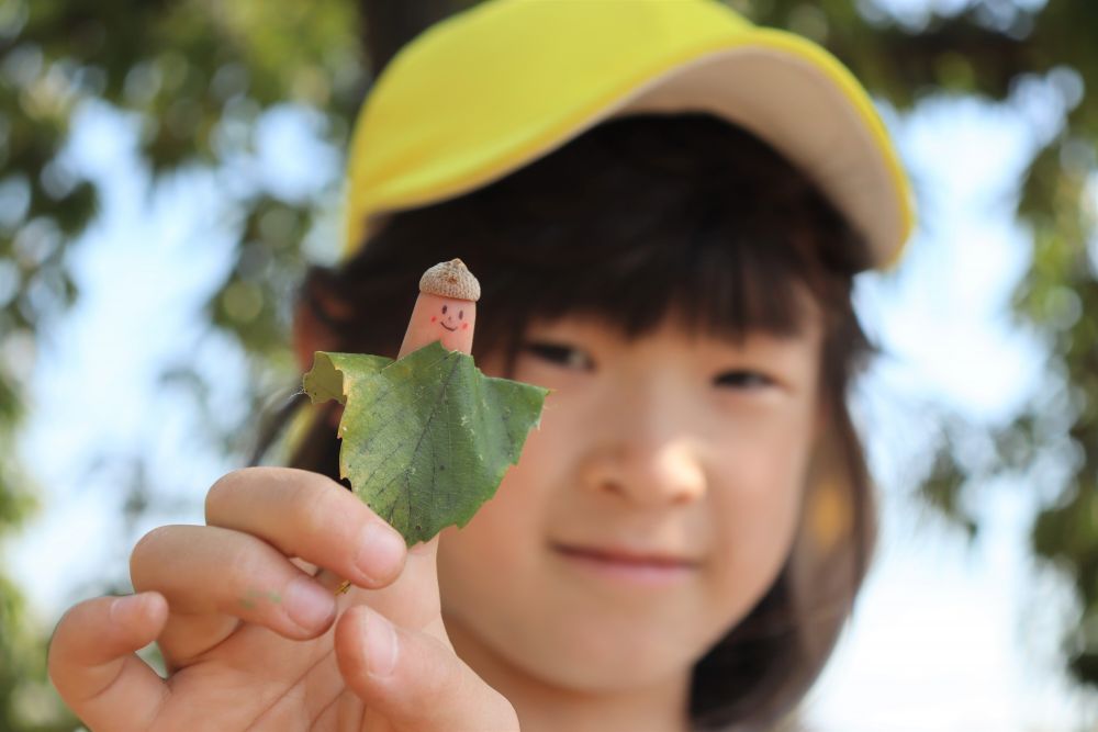 「見て見て♡」
落ち葉のドレス？を着ました