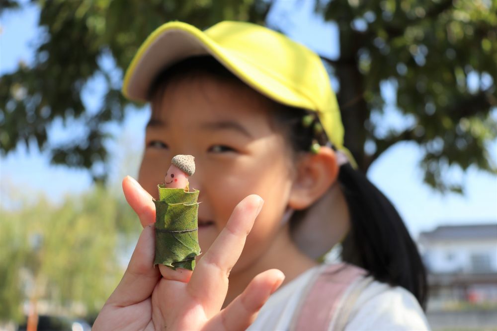 「見て見て♡」
落ち葉の着物？を着てみました