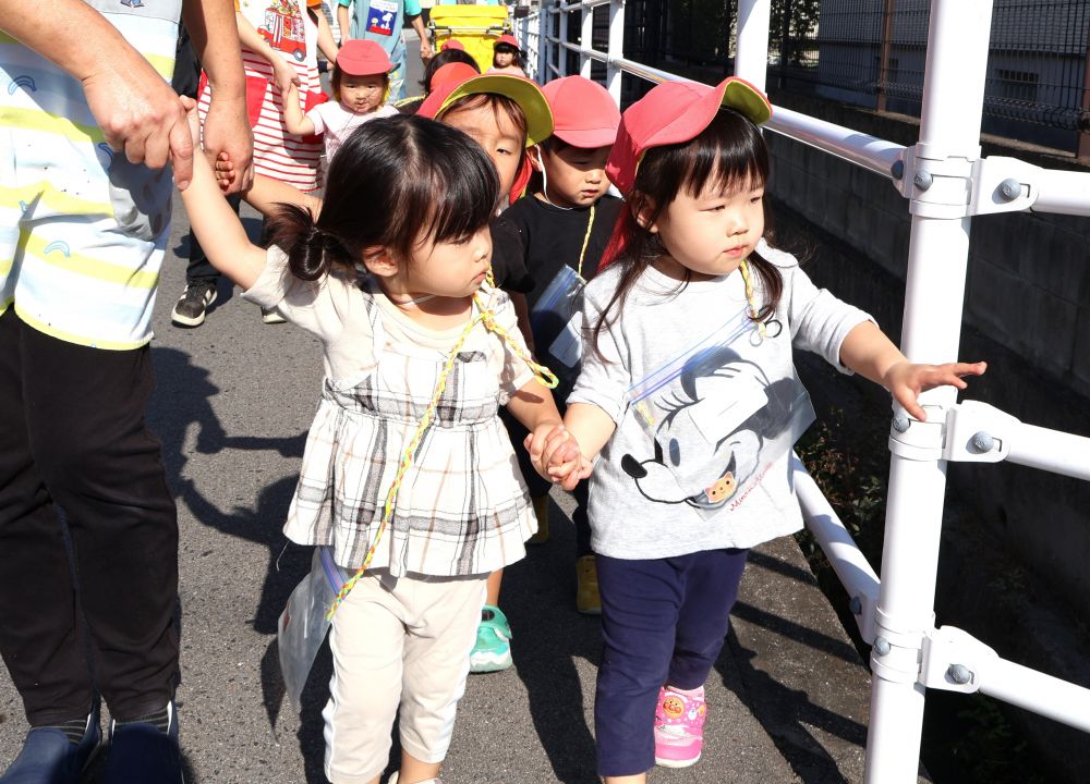 天気もとっても良く、気持ちのいい風と秋の日差し・・・♡
こんな日には、散歩が楽しい！
東尾道公園まで秋の自然を探しに散歩に行ってきました♪



友達の手をぎゅっと握って歩く・・・

「あ！ひこうき！」
「トラック！！」

園の外から見る景色は、いつもと違って見える！
公園につく前も、たくさんの発見があって面白い！
友達や先生に、気付いたことをたくさんおしえてくれます♪