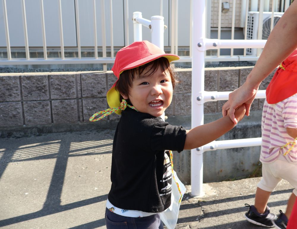 歩くのが楽しくて、Rくんはこの笑顔♡
もうすぐつくかな・・・？　公園で遊ぶのが待ち遠しい様子！