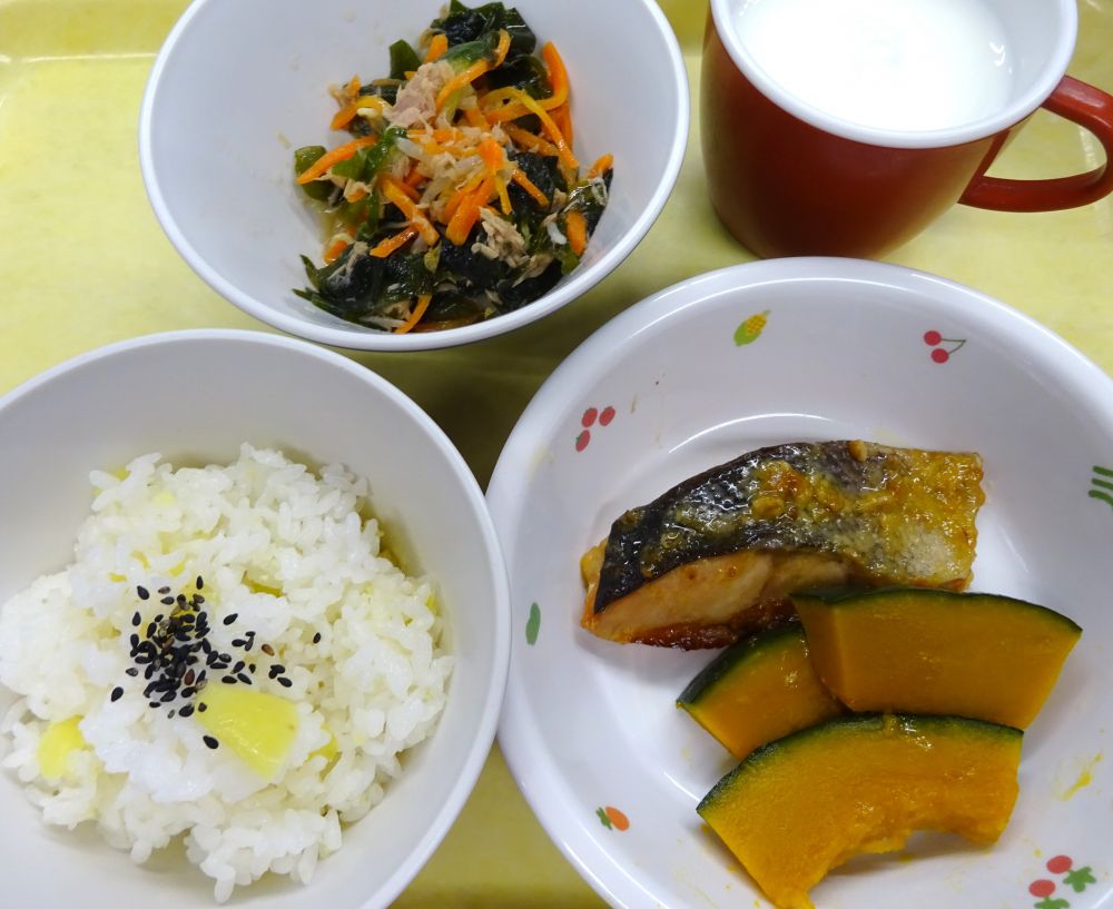 さつまいもご飯

鮭のみそマヨ焼き

蒸しかぼちゃ

海藻サラダ

牛乳