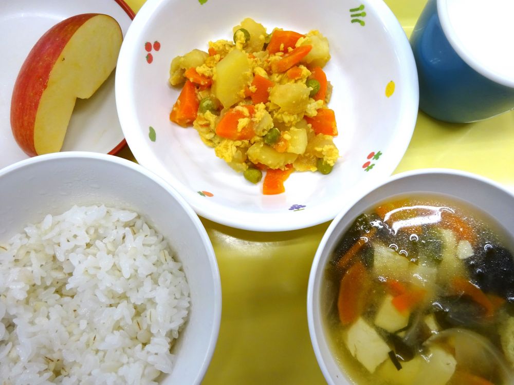 麦ご飯

親子煮

豆腐とわかめのみそ汁

りんご

牛乳