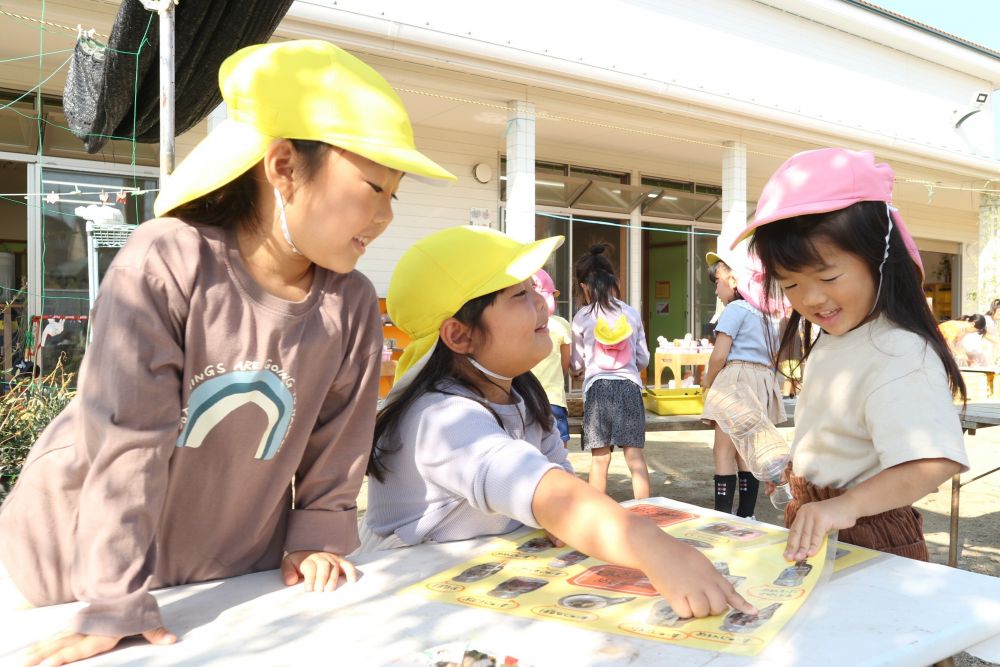 お客さんになって遊んだ後は
今度は店員さんになって遊びたい♡

「これありますか？」
「どんぐりのですね！すぐに作ってきます♡」
異年齢の交流も楽しみながら遊ぶ