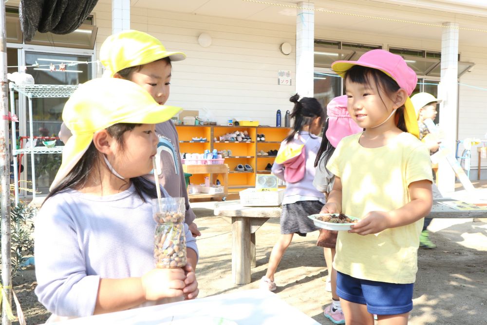 「お待たせしました。ケーキです♡」
「ありがとう♡でも頼んでないな
　でもおいしそうだから食べるね♡」
「ありがとう♡」

作ってくれた友達の事を思って言葉を選んで伝える姿♡