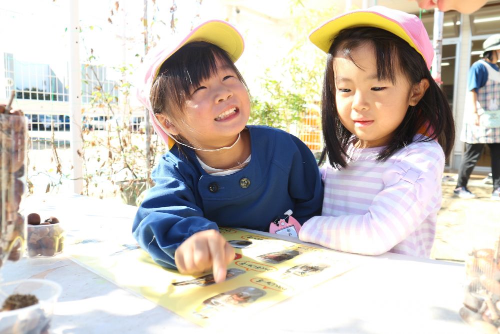 「Yちゃんどれがいい？」
「Rはこれがいいけ、でも一緒に食べたけ
　Yちゃんのも一緒に頼んどくね♡」