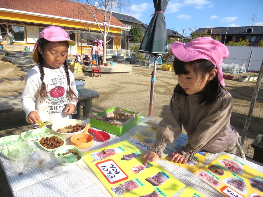 「すみませーん！これにトッピングとかってできますか？」
「できますよ～大盛にもできます」


友達と言葉のやりとりを通して伝え合いながら
どんぐりやさんが盛り上がっています♡
お店の繁盛に連れて、一人、また一人…と興味をもって遊びに参加する子も増えてくる…♡