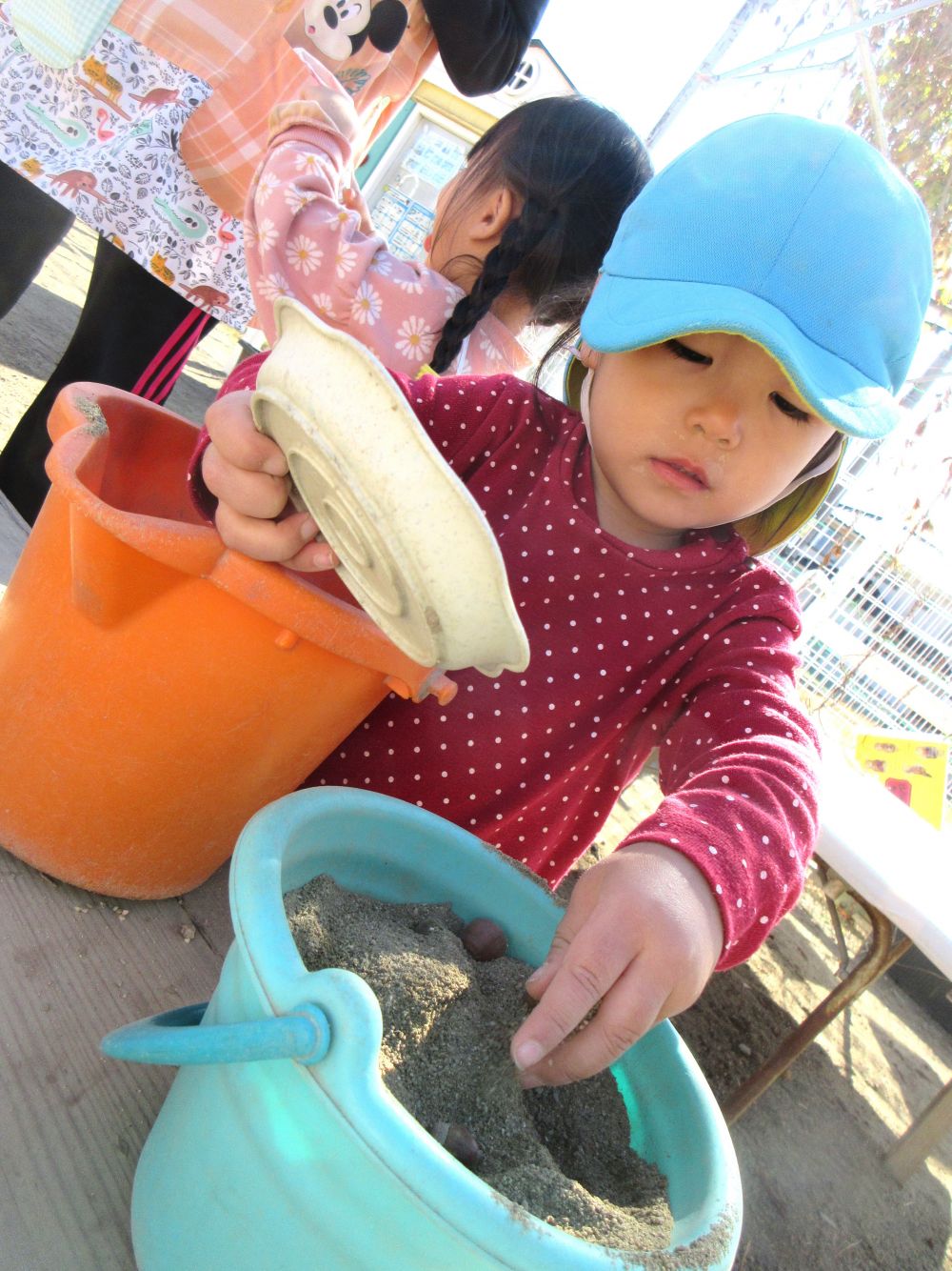 どんぐりや葉っぱ、木の枝など
子どもたちの心を引き付ける自然物
自然物を通して、豊かな人間関係も育まれています



「これはジュースを作ってるの♪」
友達と一緒に集めたさらこなにどんぐりを混ぜながら
Ｔちゃんが嬉しそうに教えてくれました