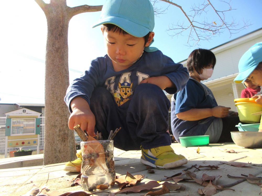 色々なものに見立てることができる自然物
一人ひとりの感性がごちそうに表れています



『いちご味のジュース』
水をカップに入れてそこに一つずつ自然物を入れていきました
枝も一本ずつ丁寧にさしていました