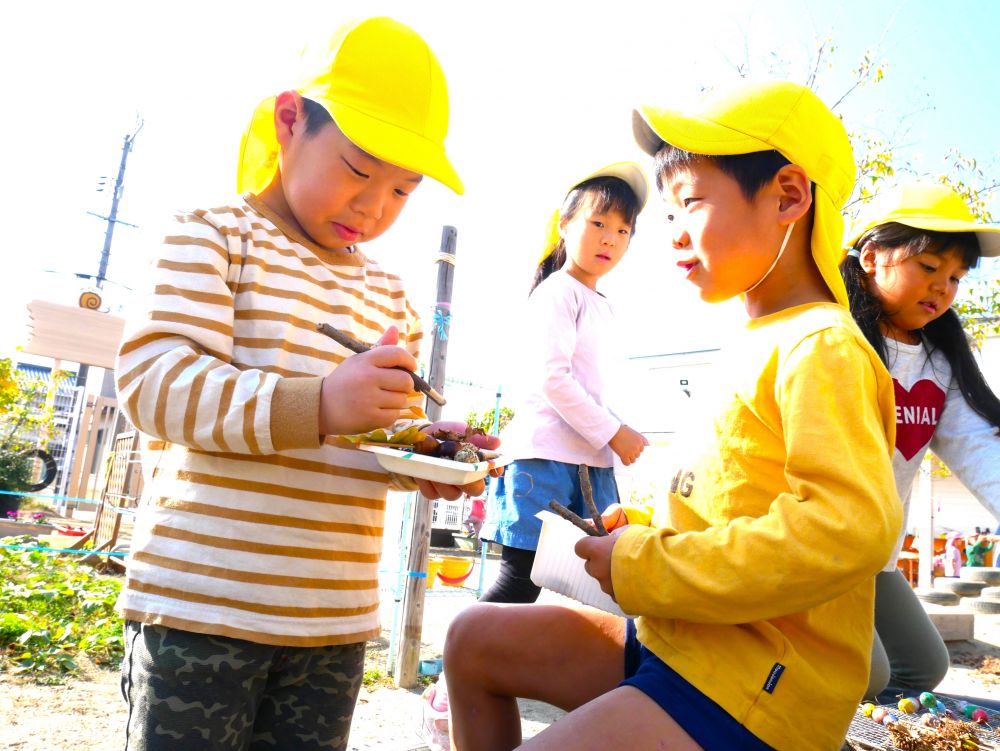 「俺もBBQ知っとる！」
「これ何？」　「これはウインナー♡」
「俺もやる！お弁当にしよ～」
楽しそう…♡　と自然と集まる友達