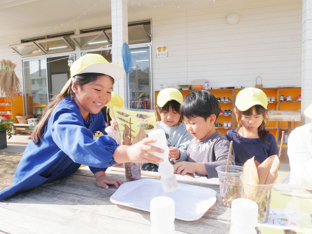 「どれがいい？」　「これ！！」
「これは卵よ♪ピンポン押してお願いするの」
「卵く－だーさーい！！」

「卵美味しかった～♡
明日も来ていいですかー？？」

一緒にメニューを見て優しく教えてあげる♡
リス組さんの弟が来てくれて嬉しそう♡