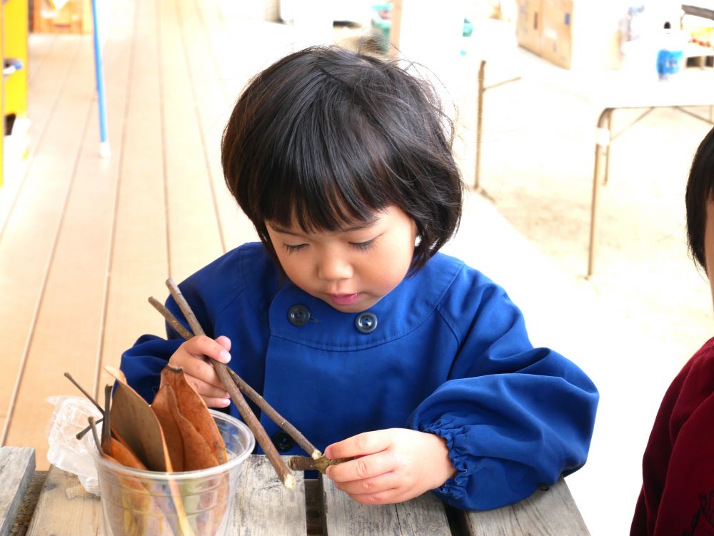 １０月から箸を使って給食を食べているリス組さん
Sちゃんはここでも木の枝を箸に見立てて
なんとか掴もうとしています
『ちょっと難しいな・・・でももうちょっとで掴めそう』
生活から遊びへと繋がる様子がみられます