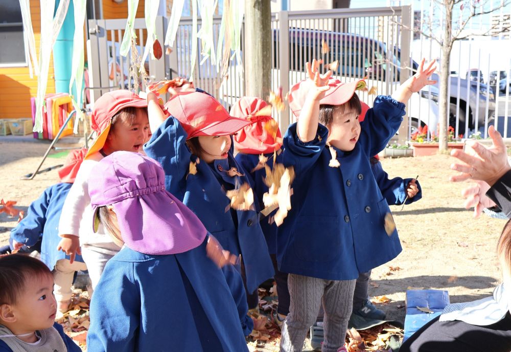 落ち葉プールで秋を満喫！
体にかけたり、寝転んでみたり・・・
思い思いに楽しむ♡



　「３・２・１・・・！」
両手いっぱいに掴んだ落ち葉を一気に離す！
パラパラと落ちていく落ち葉を眺めながら、大はしゃぎ♡
何度も繰り返し楽しむ♡