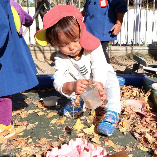 ＊　０・１歳児　落ち葉プール②　＊