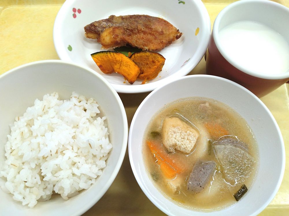 麦ご飯

赤魚の竜田焼き

焼きかぼちゃ

豚汁

牛乳