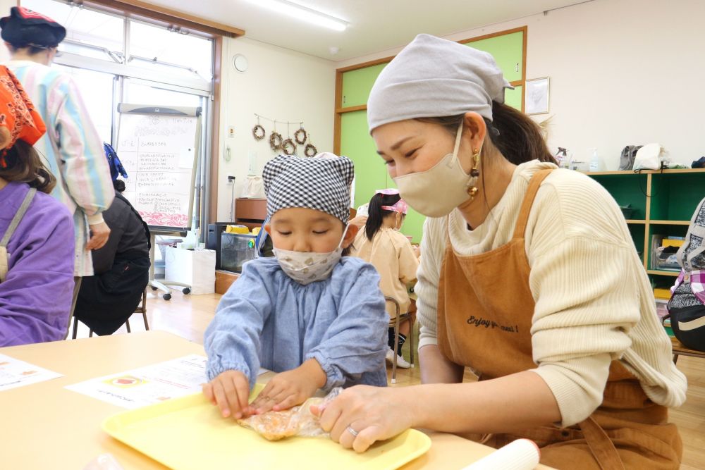 粉っぽさがなくなってきたら、生地をしっかりこねます。
大変ですが、おいしい生地作りには欠かせません♪

疲れたら、おうちの人にも助けてもらって、しっかりコネコネ！
「ごまが出てくる～」
「オレンジ色になってきたね」
感じたことを伝え合います。