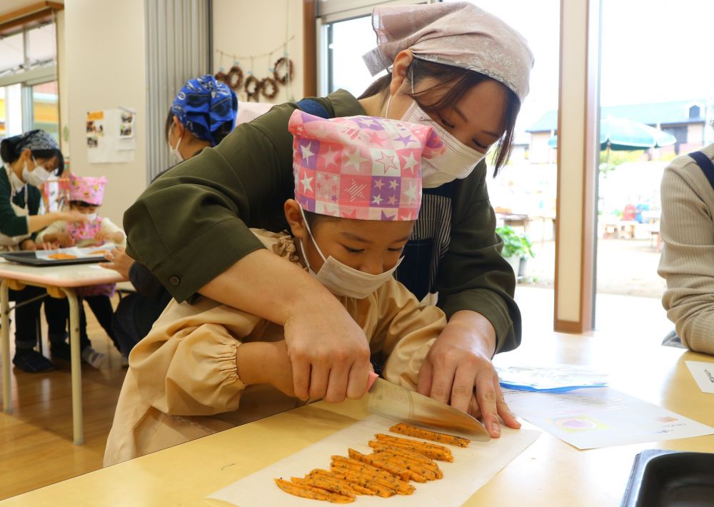 生地が薄く延びたら、次はカットする作業。
包丁やスケッパーを使い、細く切ることができるかな？？

難しいときにはおうちの人にも手伝ってもらい、ゆっくり切っていきます。
親子揃って、真剣な表情です♡