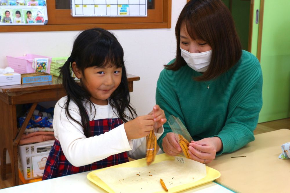 １５分ほど焼いて、プリッツの完成です！
細かったり、太かったり、まっすぐだったり、曲がっていたり・・・
どれも個性があっておいしそう♡
大好きなおうちの人と作ったプリッツは、きっと味も特別だね！
すぐ食べたい気持ちを少しがまんして、袋に入れてラッピング♪
おうちに持って帰って、今日の保育参加やクッキングの話をしながらみんなで食べてね♡

「こんなに簡単なら、おうちでもできるね」という声もちらほら聞かれました♪
家庭での食育につながったら嬉しいです♡
材料をアレンジしたりして、色々なプリッツを作ってみて下さい☆