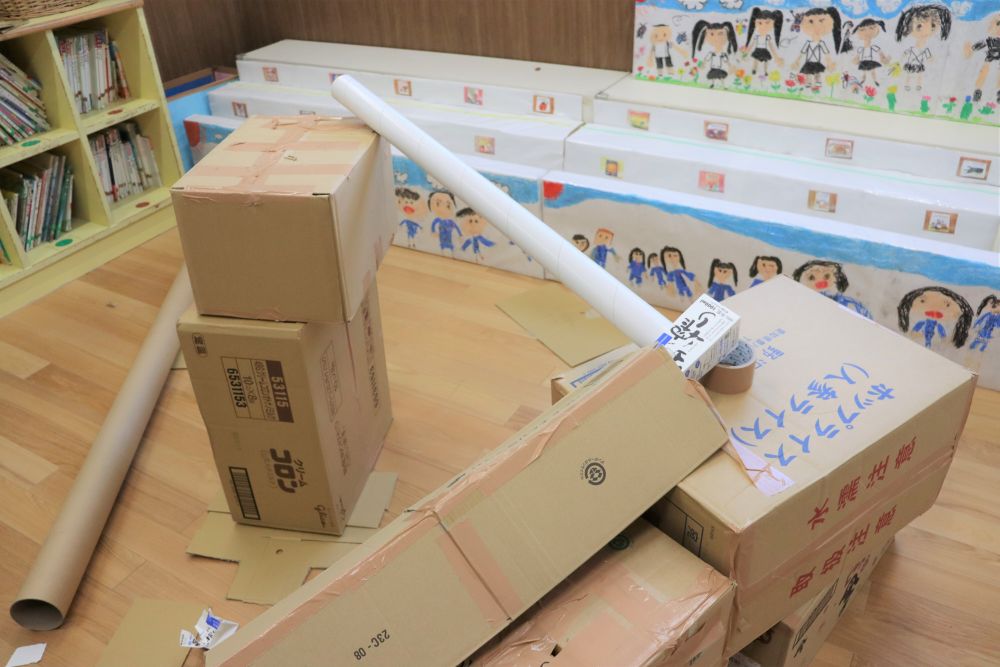 紙管や牛乳パック等様々な廃材を使って何度も何度も作っては試し試しては作り・・・
ガムテープの使用量は凄まじいですが、保育者もグッとこらえて見守ります