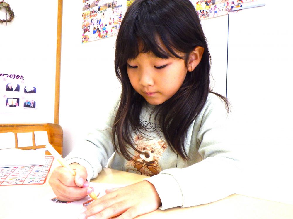 はじまりは、Hちゃんが作った小さな小さな絵本から…

「私も作ってみたい」
「お姫様の絵本を作りたい」
お絵描きが好きな仲間が集まって絵本作りがスタート！！

「ハロウィンのお話にしよう♪」
「花火がどーんってなるんよ！」とNちゃん
どんどんお話が出来上がっていきます